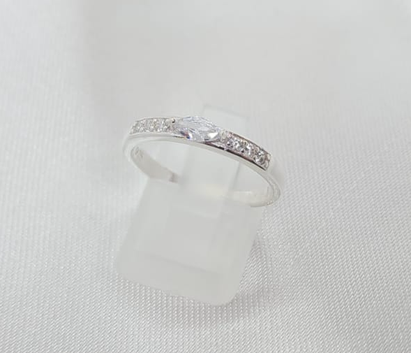 Anillo Dama Diseño Cintillo con circón sobresaliente con Incrustaciones de Microcircones