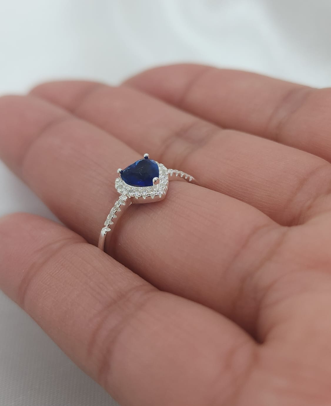 Anillo Dama diseño Corazón Circón Azul Grande con incrustación de Microcircones