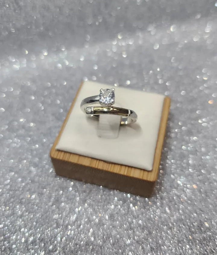 Anillo Dama Diseño Circón Punto de luz P.925 con Oro de 14k.