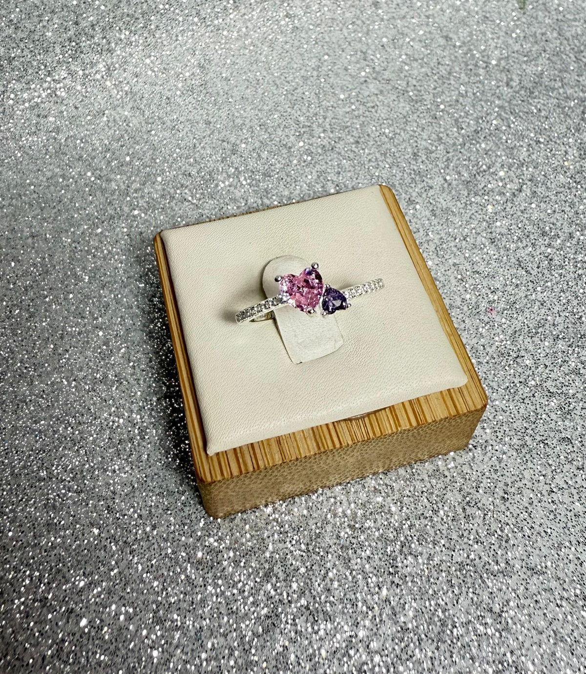 Anillo Dama Diseño Corazón Rosado junto a corazón violeta con microcircones cristal P.925