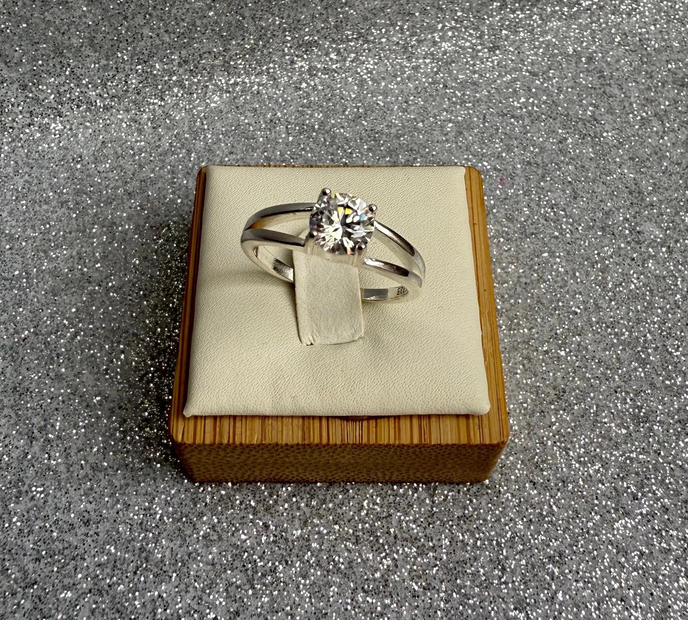 Anillo Dama Diseño Solitario circón cristal Plata fina ley 925