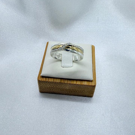 Anillo Dama Diseño Cintillo con incrustaciones de Microcircones P.925 con Oro de 14k.