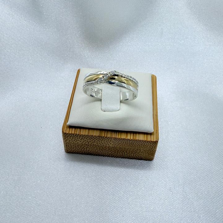 Anillo Dama Diseño Cintillo con incrustaciones de Microcircones P.925 con Oro de 14k.