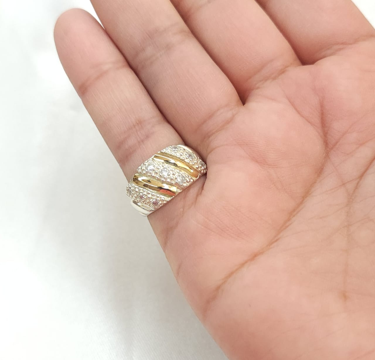 Anillo Dama Diseño Cintillo con incrustaciones de Microcircones P.925 con Oro de 14k.