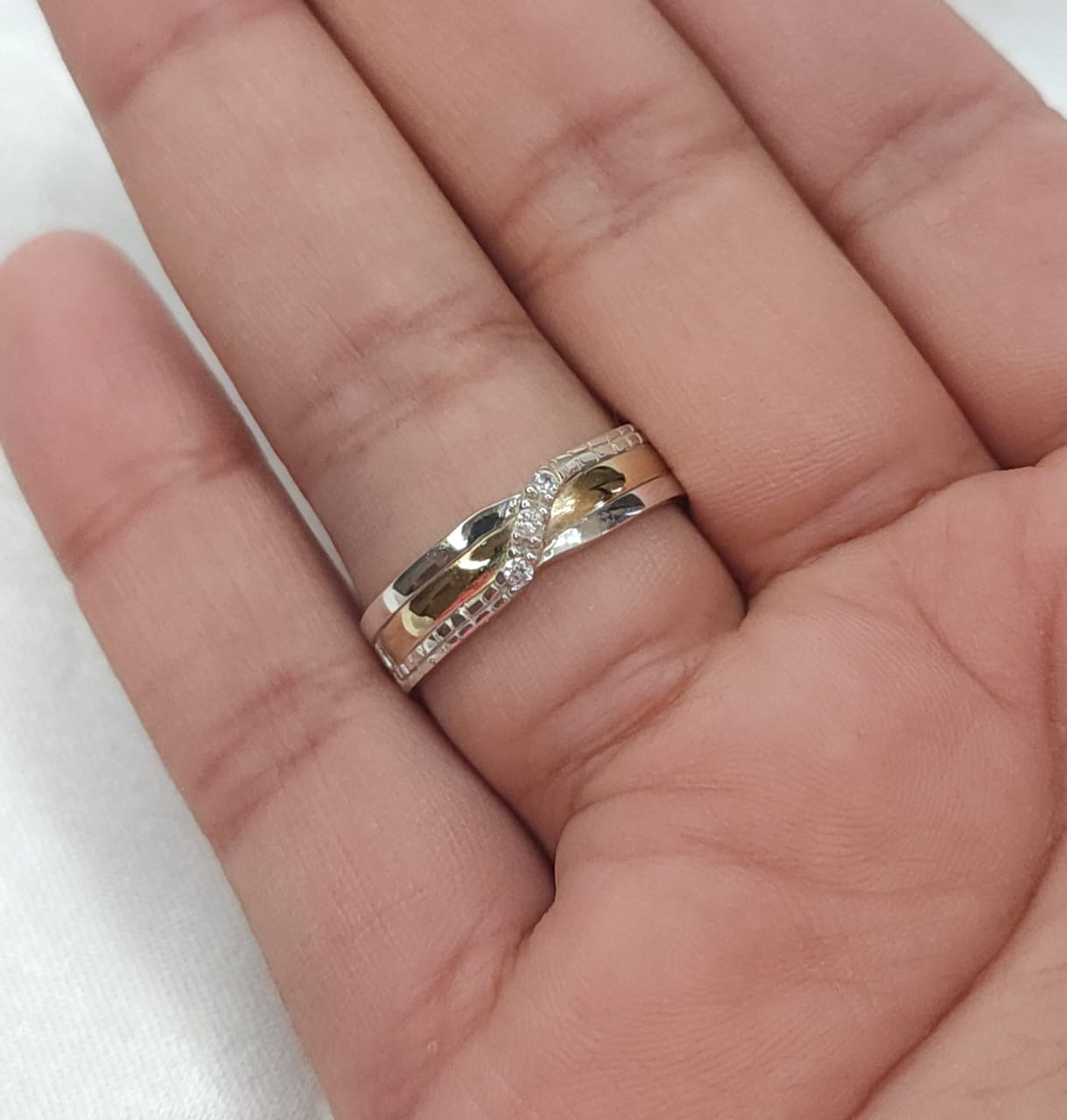 Anillo Dama Diseño Cintillo con incrustaciones de Microcircones P.925 con Oro de 14k.