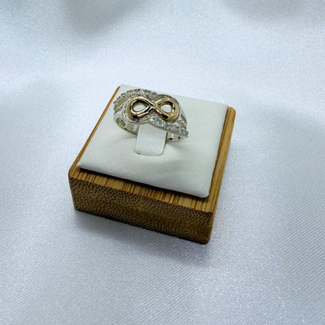 Anillo Dama Diseño Cintillo Infinito con incrustaciones de Microcircones P.925 con Oro de 14k.