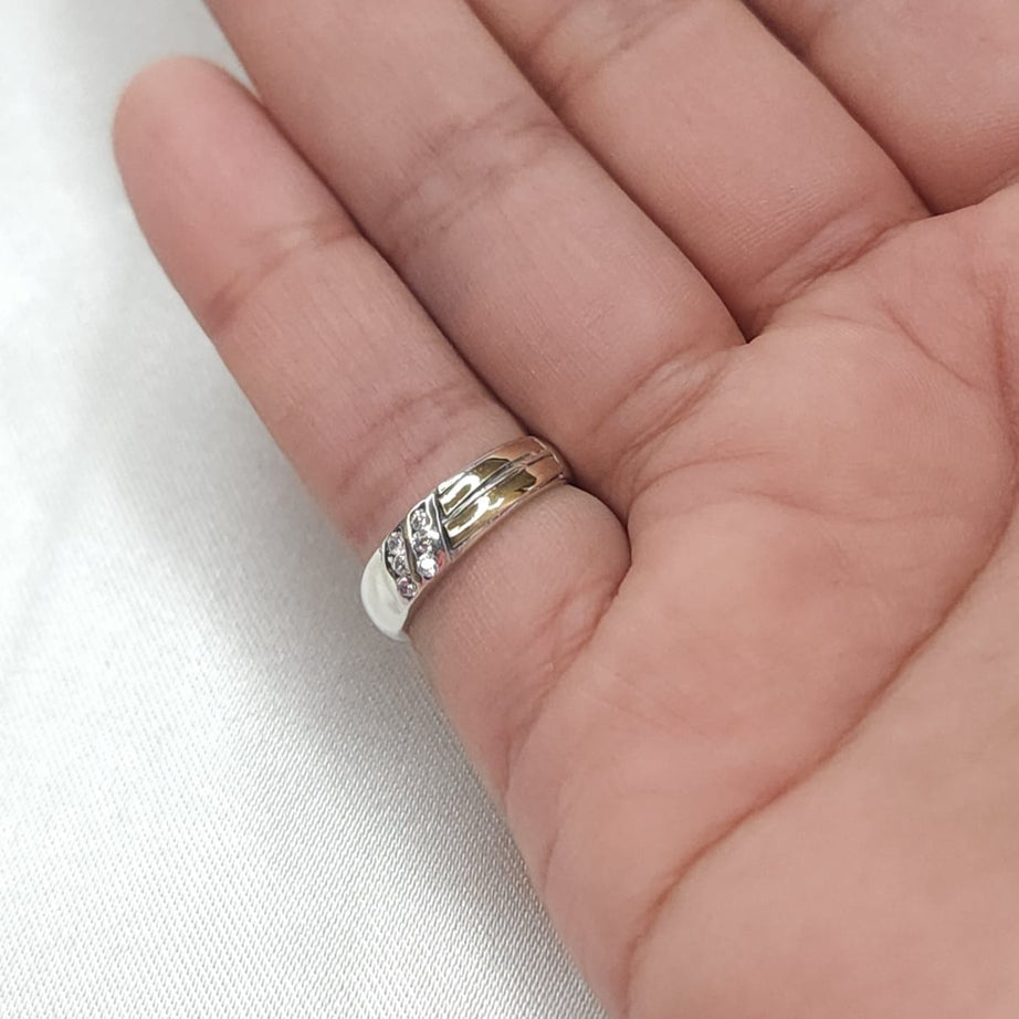 Anillo Dama Diseño Cintillo con Incrustaciones de Microcircones P.925 con Oro de 14k.