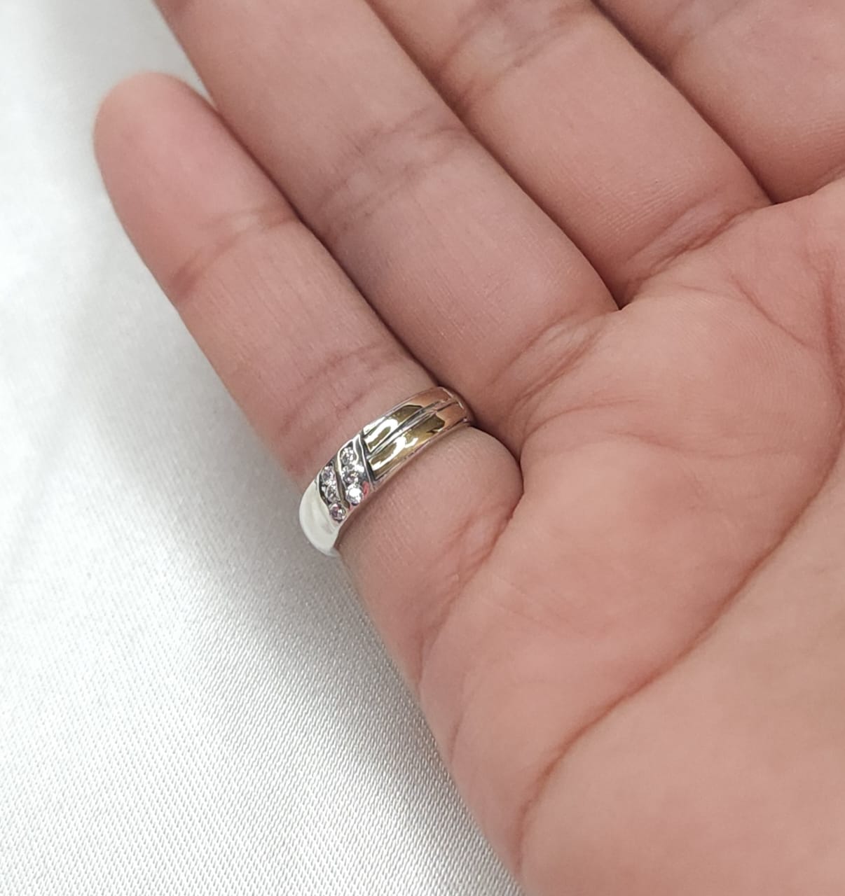 Anillo Dama Diseño Cintillo con Incrustaciones de Microcircones P.925 con Oro de 14k.