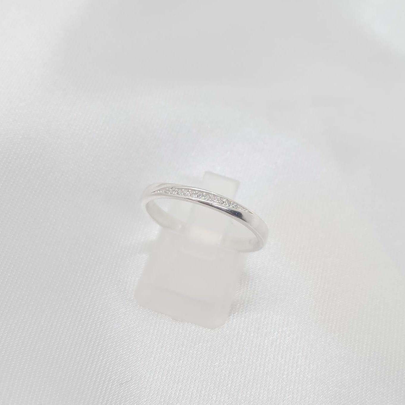 Anillo Dama Diseño Cintillo con incrustación de Microcircones