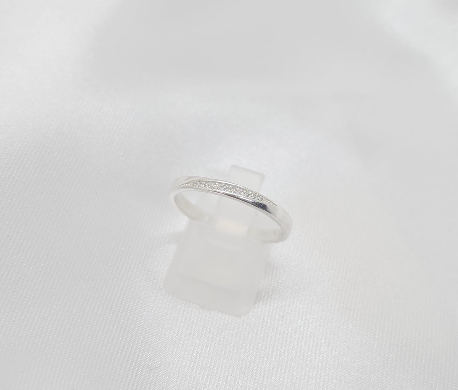 Anillo Dama Diseño Cintillo con incrustación de Microcircones