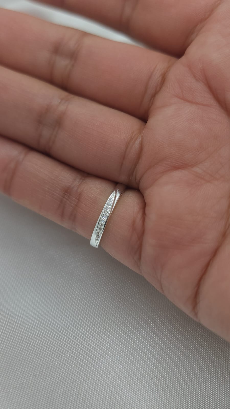 Anillo Dama Diseño Cintillo con incrustación de Microcircones