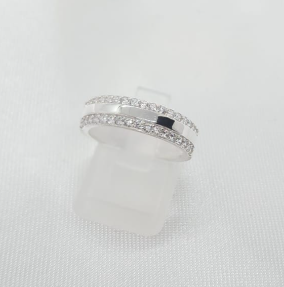 Anillo Dama Diseño Cintillo con incrustacion de Microcircones