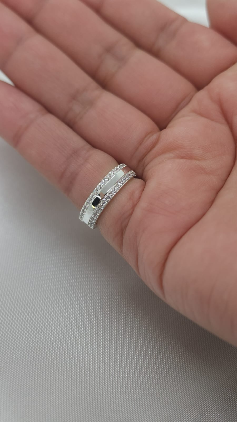 Anillo Dama Diseño Cintillo con incrustacion de Microcircones