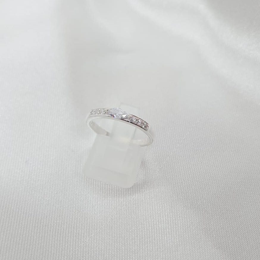 Anillo Dama Diseño Cintillo con circón sobresaliente con Incrustaciones de Microcircones