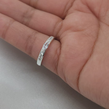 Anillo Dama Diseño Cintillo con circón sobresaliente con Incrustaciones de Microcircones