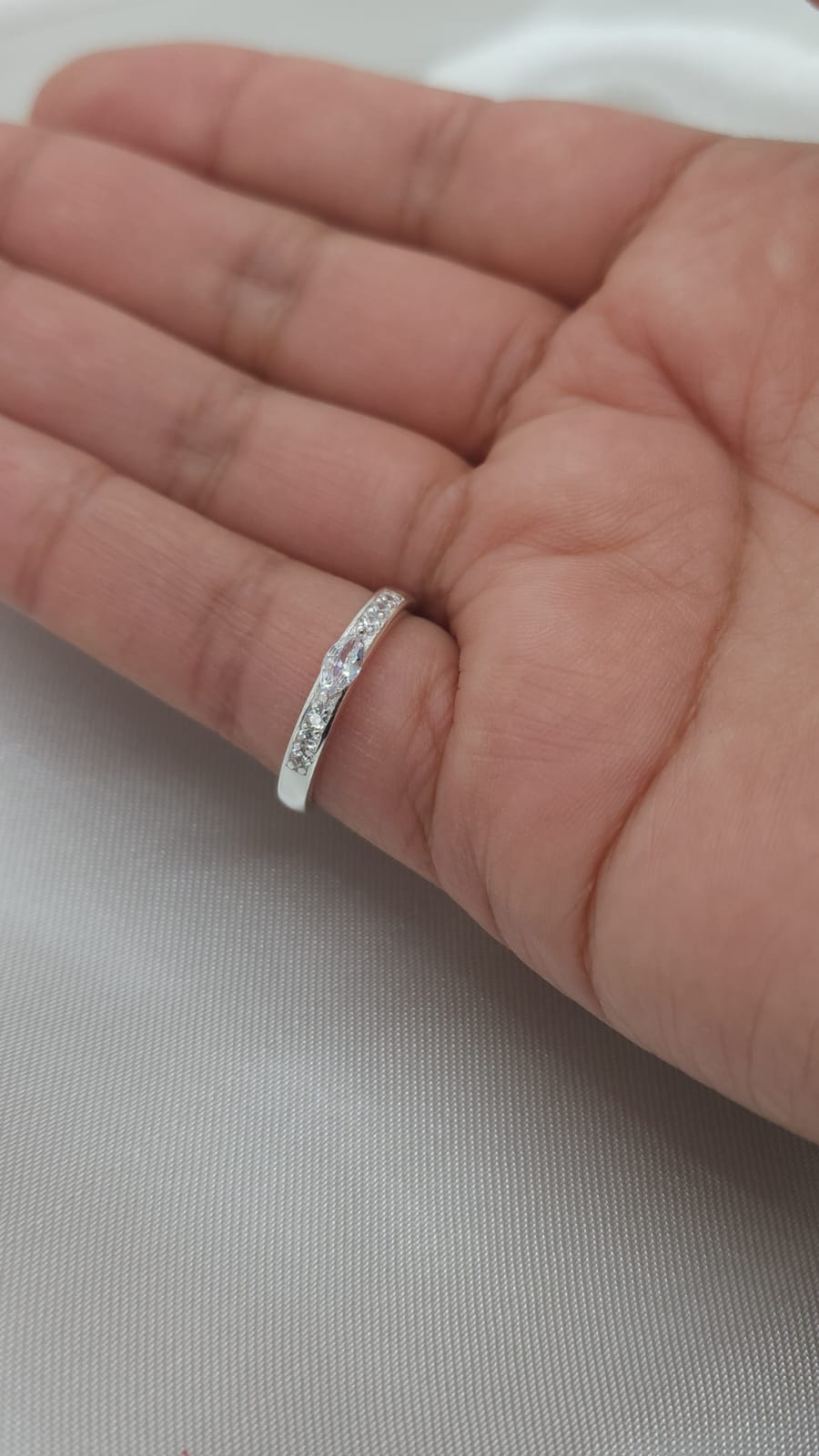 Anillo Dama Diseño Cintillo con circón sobresaliente con Incrustaciones de Microcircones