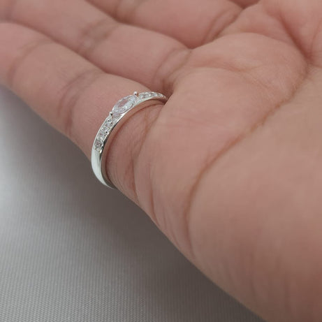 Anillo Dama Diseño Cintillo con circón sobresaliente con Incrustaciones de Microcircones