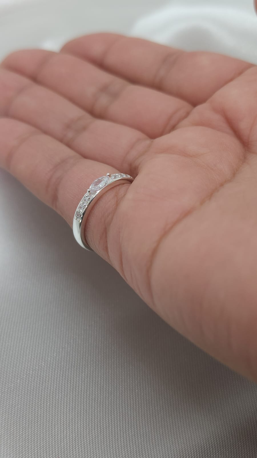 Anillo Dama Diseño Cintillo con circón sobresaliente con Incrustaciones de Microcircones