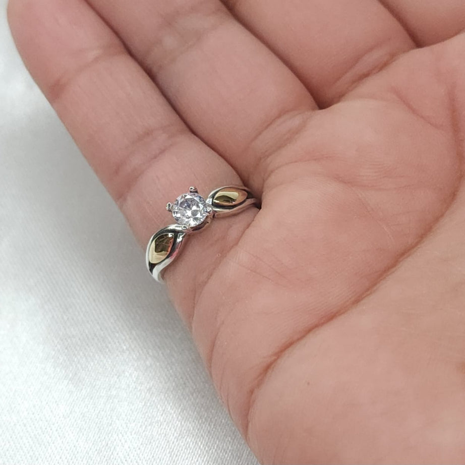 Anillo Dama Diseño Circón con incrustaciones de Microcircones en P.925 con Oro de 14k.