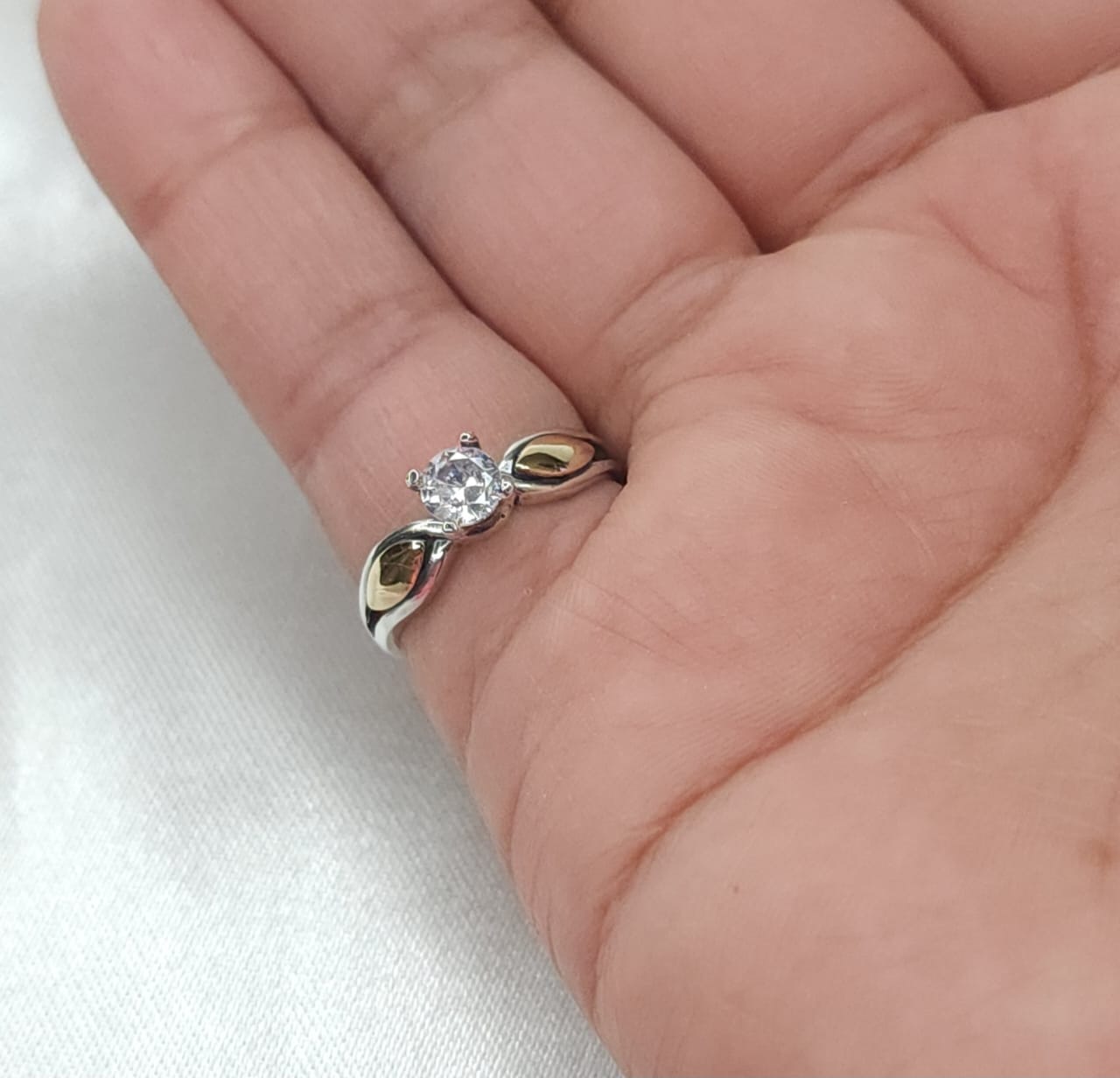 Anillo Dama Diseño Circón con incrustaciones de Microcircones en P.925 con Oro de 14k.