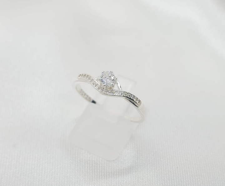 Anillo Dama diseño Circón Cristal con incrustación de Microcircones