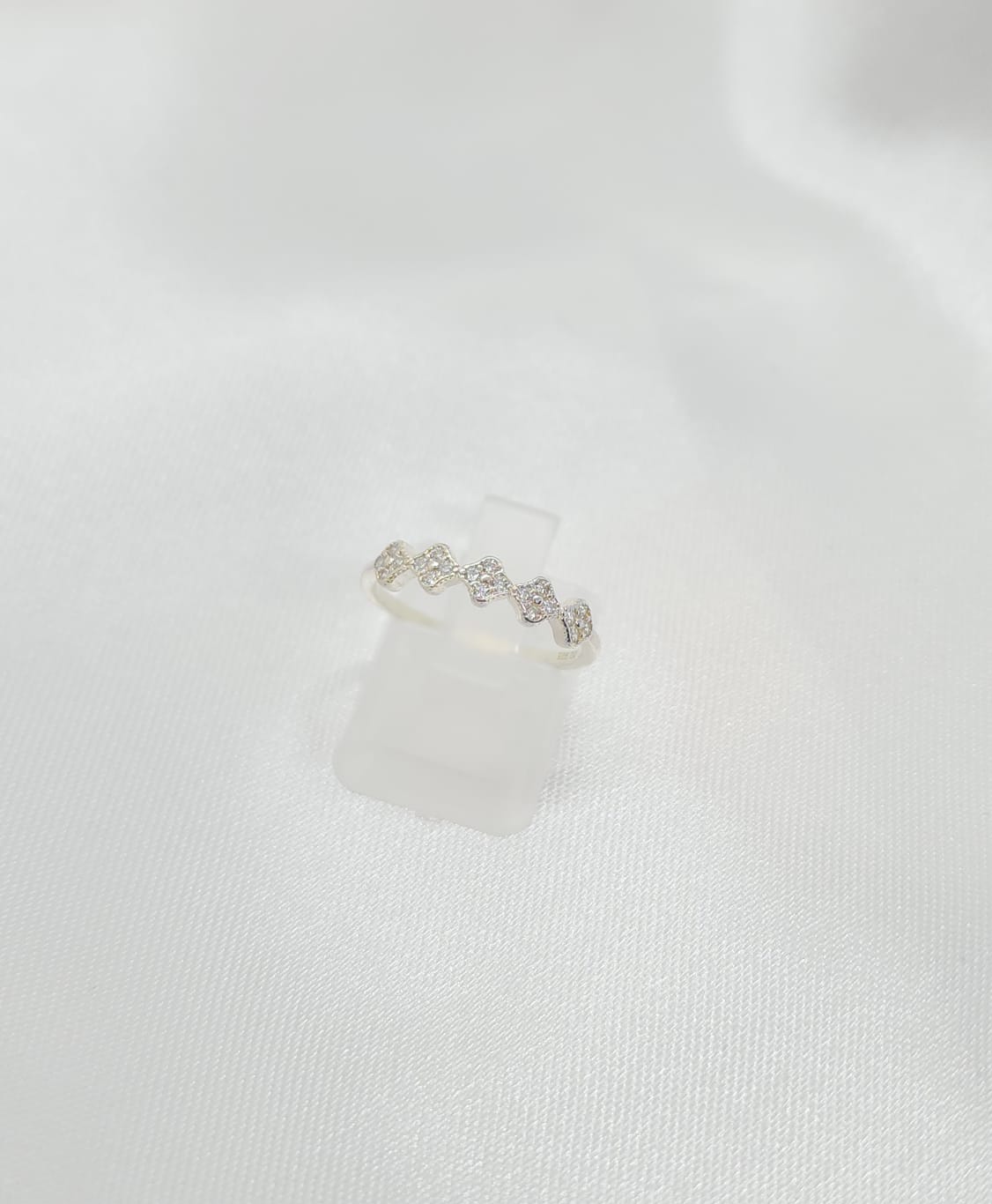 Anillo Dama Diseño con Incrustación de Microcircones