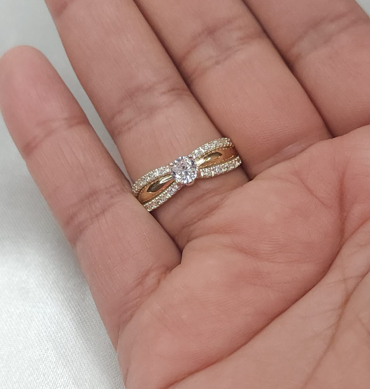 Anillo Dama Diseño Circón con incrustaciones de Microcircones en P.925 con Oro de 14k.