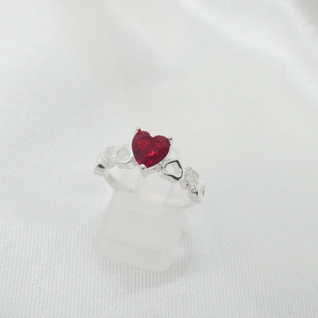 Anillo Dama diseño Corazón Circón Rojo con incrustación de Microcircones.
