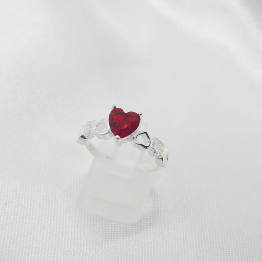Anillo Dama diseño Corazón Circón Rojo con incrustación de Microcircones.