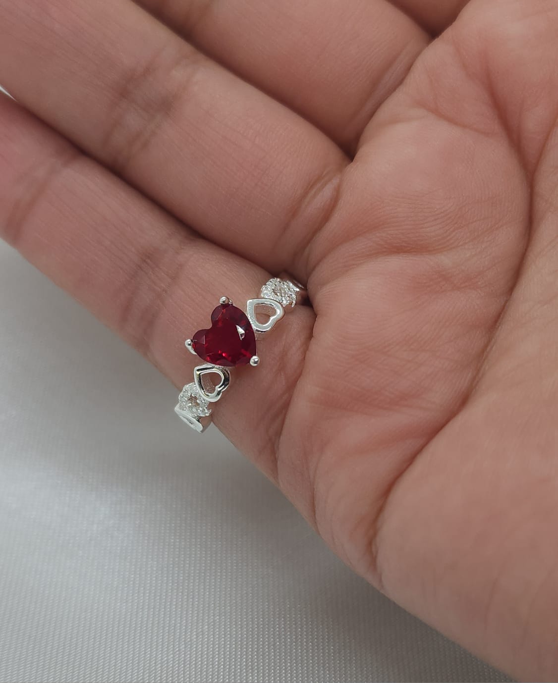 Anillo Dama diseño Corazón Circón Rojo con incrustación de Microcircones.