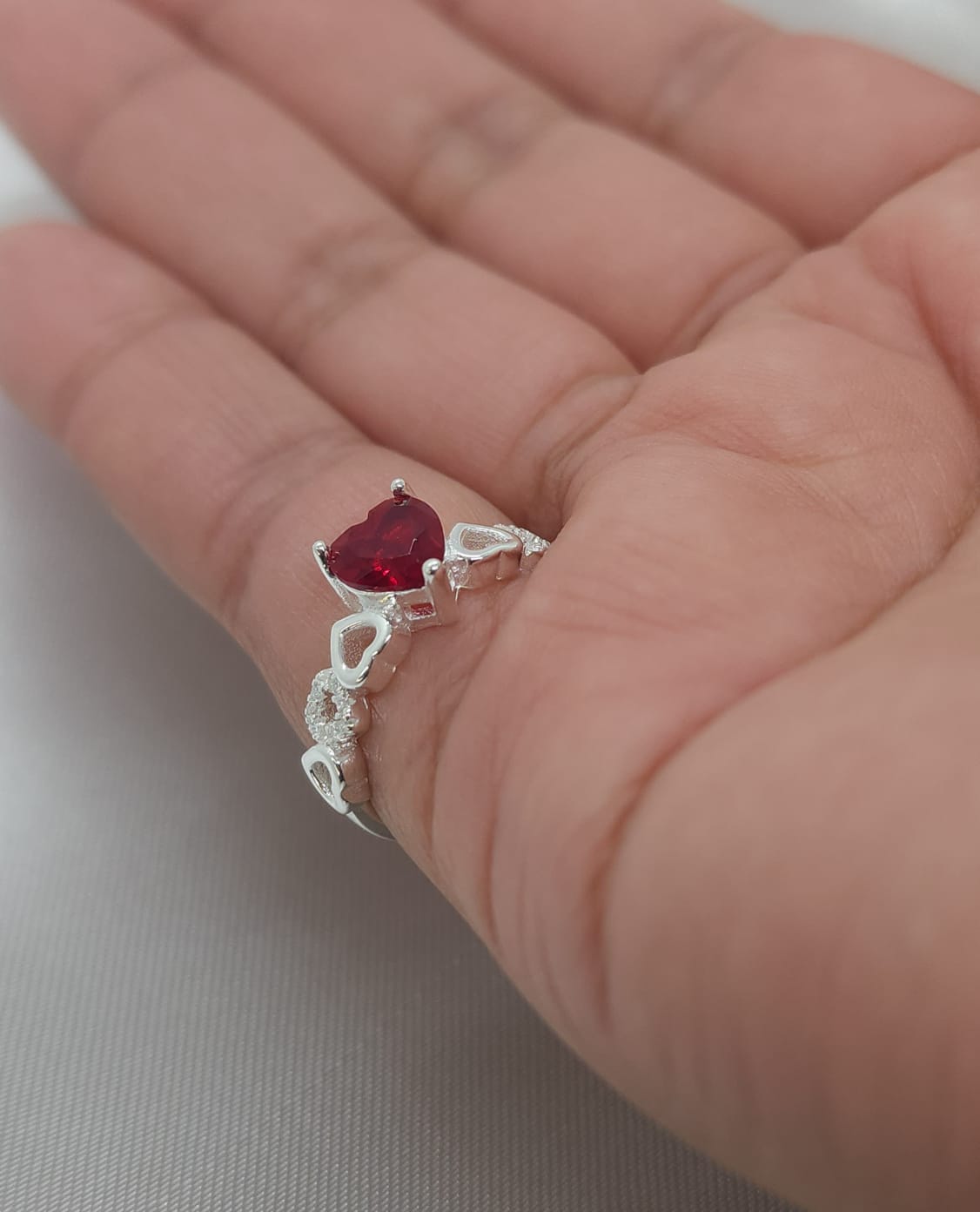 Anillo Dama diseño Corazón Circón Rojo con incrustación de Microcircones.