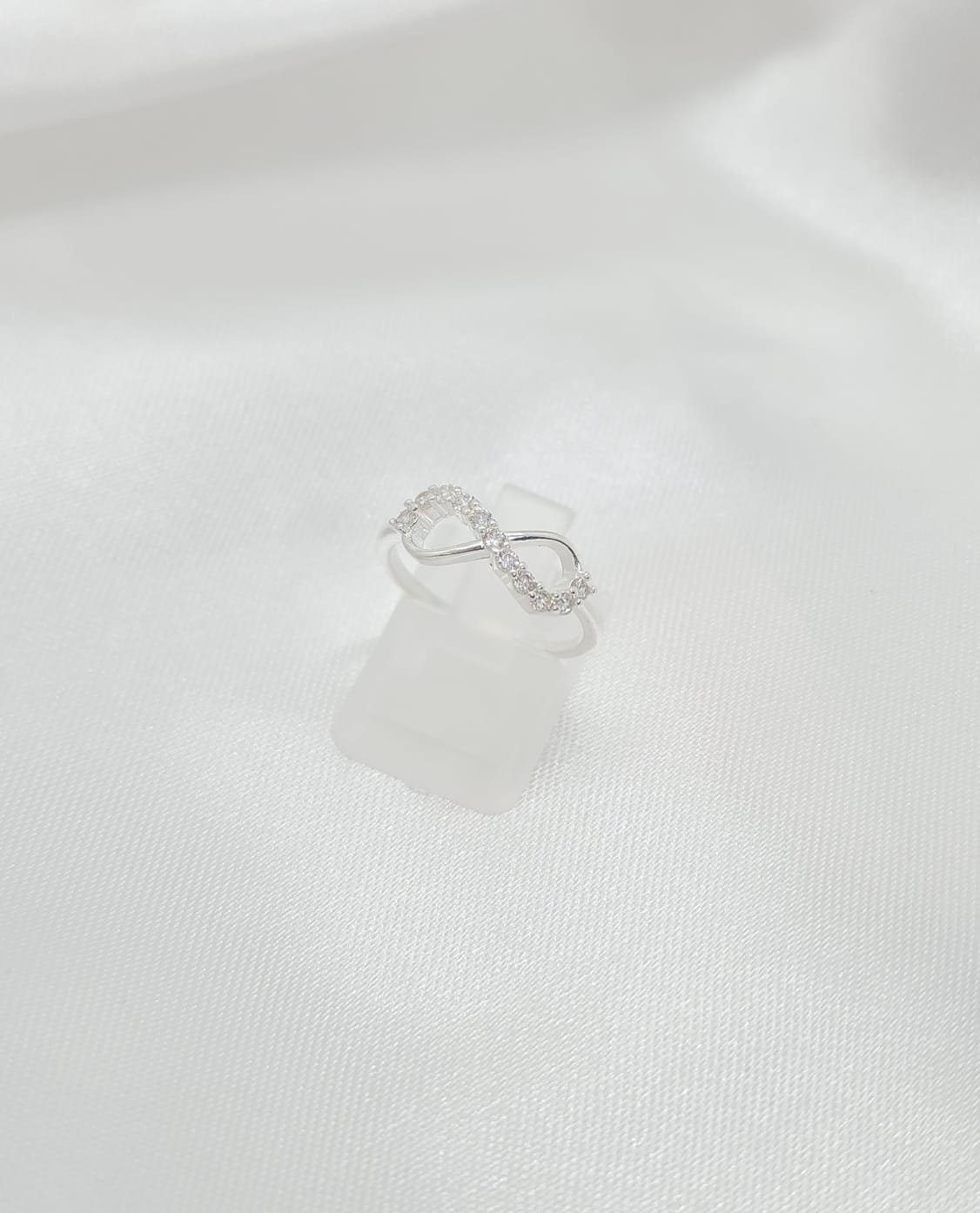Anillo Dama Diseño Infinito con incrustación de Circón Plata 925