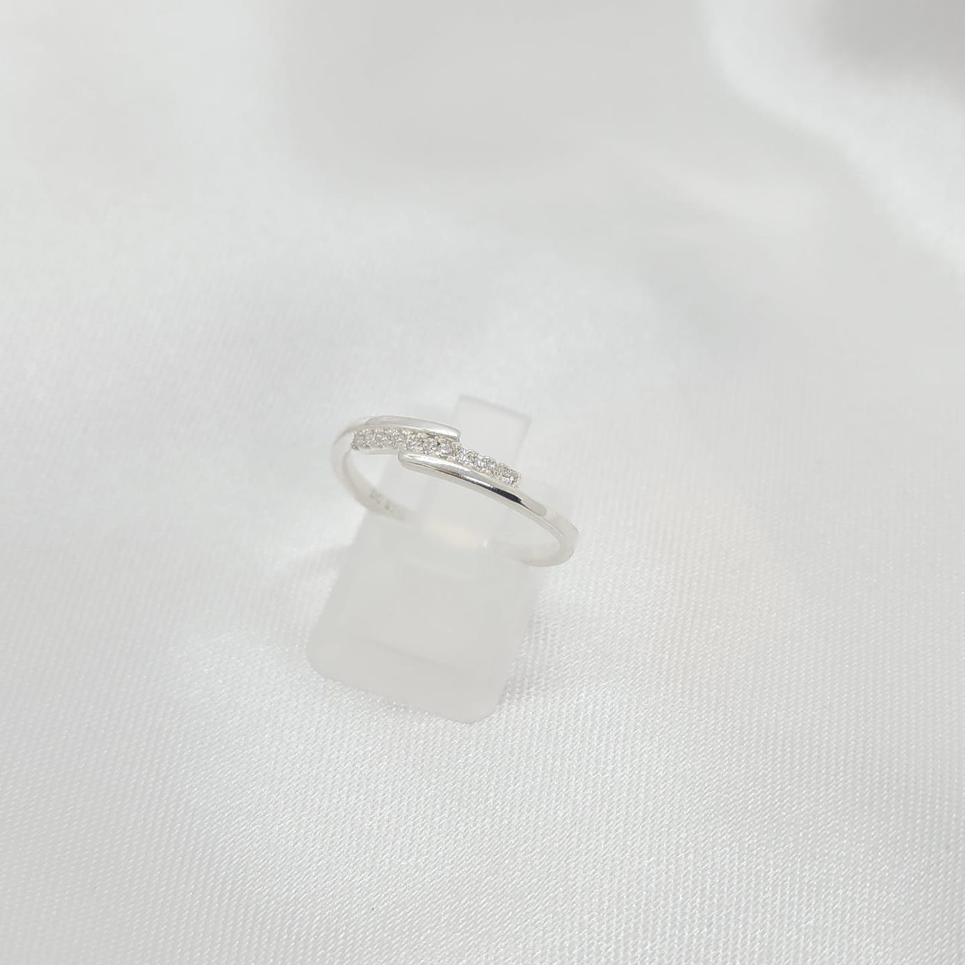 Anillo Dama Diseño Semi Cintillo