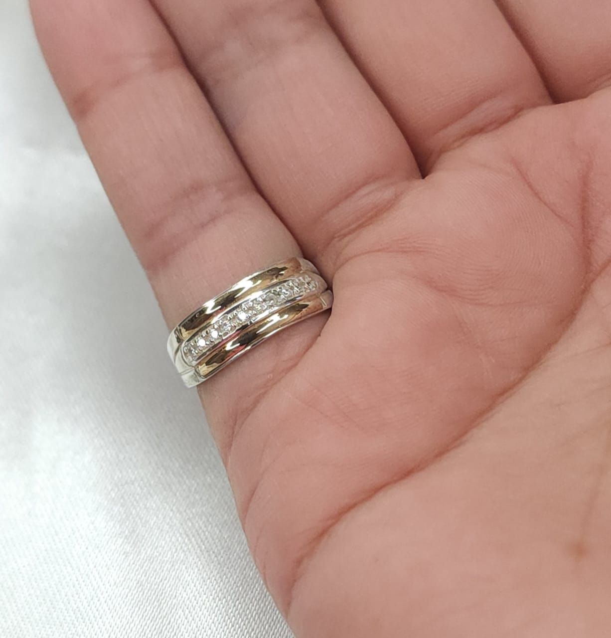 Anillo Dama Diseño Cintillo con  incrustaciones de microcircones P.925 con Oro de 14k.