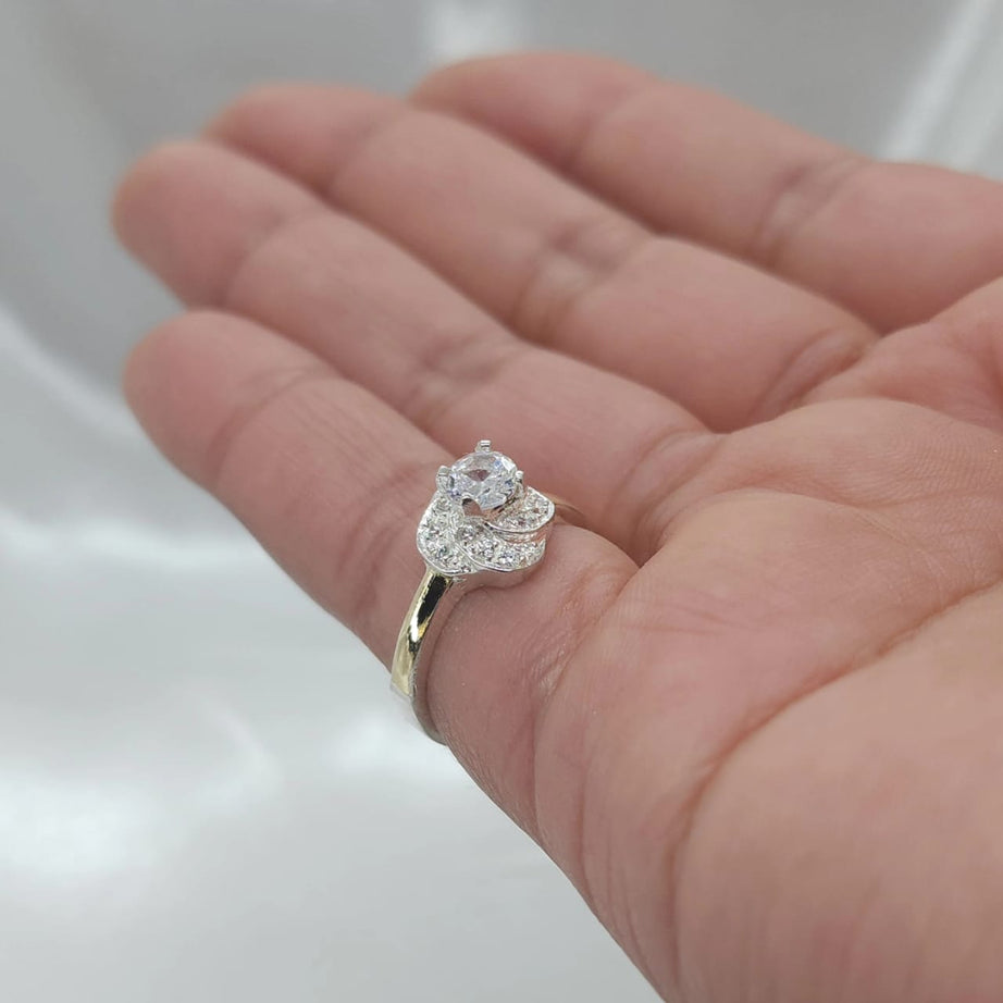 Anillo Dama Diseño flor Circón con incrustaciones de microcircones P.925 con Oro de 14k.