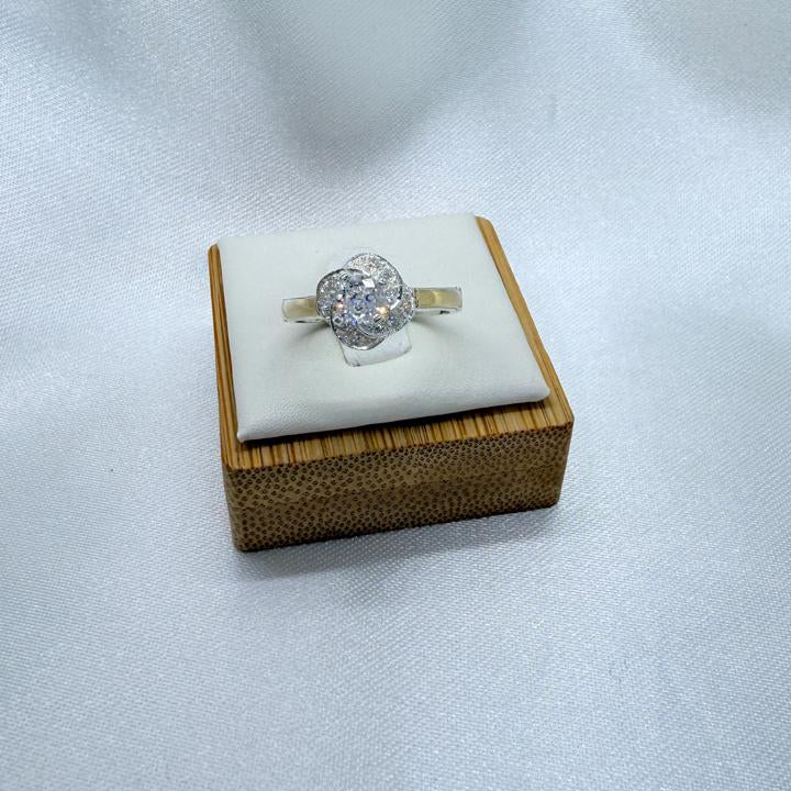 Anillo Dama Diseño flor Circón con incrustaciones de microcircones P.925 con Oro de 14k.
