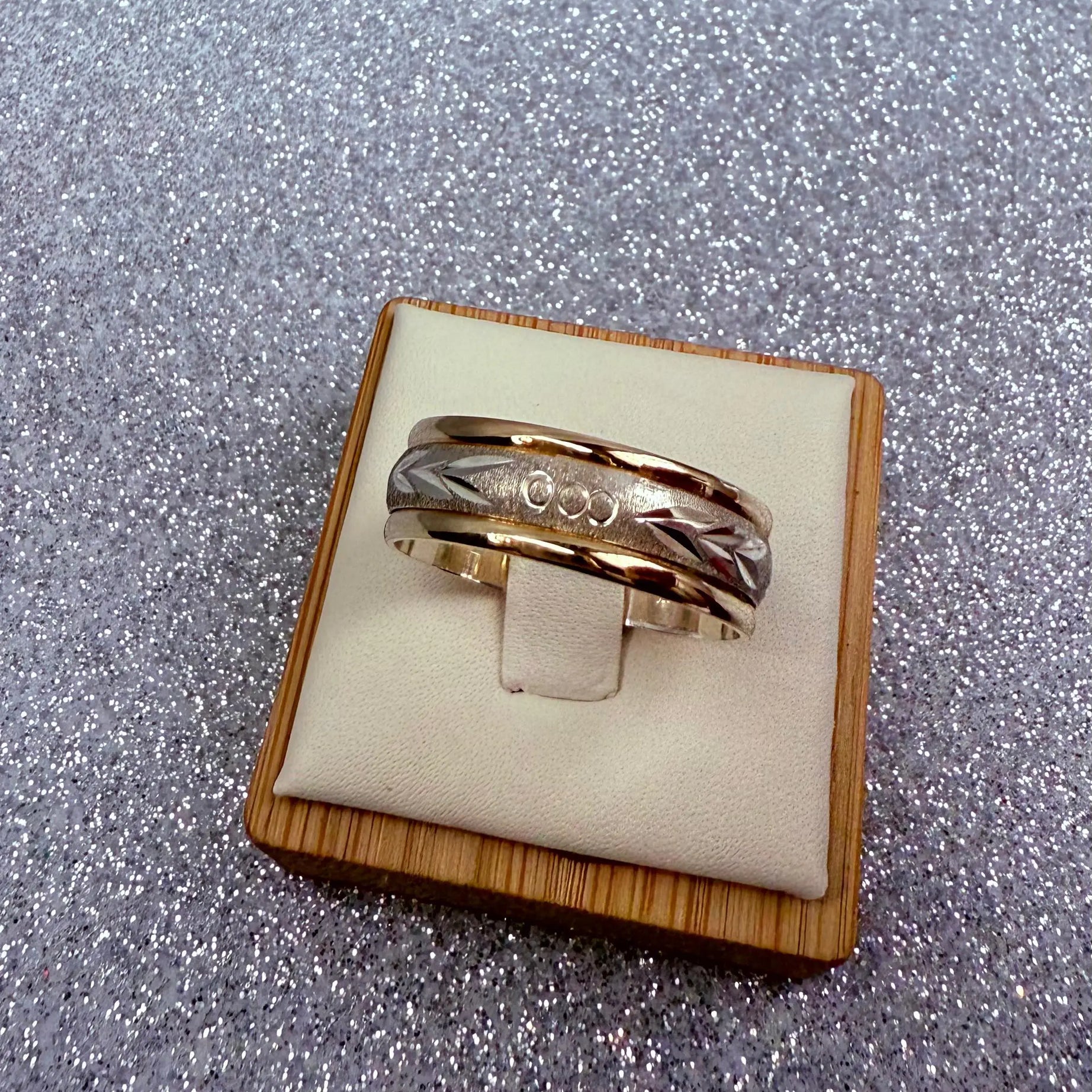 Anillo Argolla Diseño Espiga 3 puntos  Plata fina ley 925 con Oro de 14 kilates, laminado.