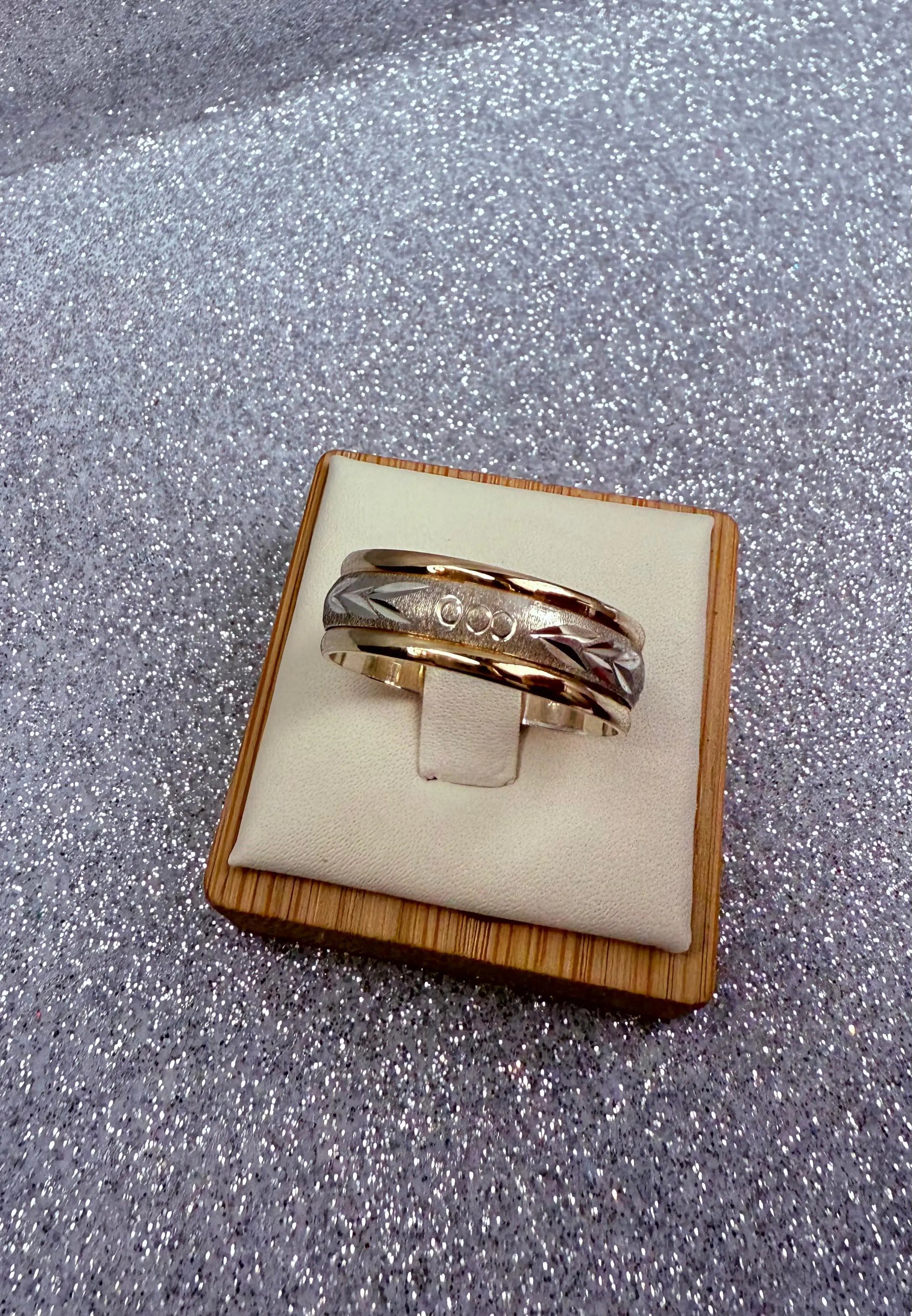 Anillo Argolla Diseño Espiga 3 puntos  Plata fina ley 925 con Oro de 14 kilates, laminado.