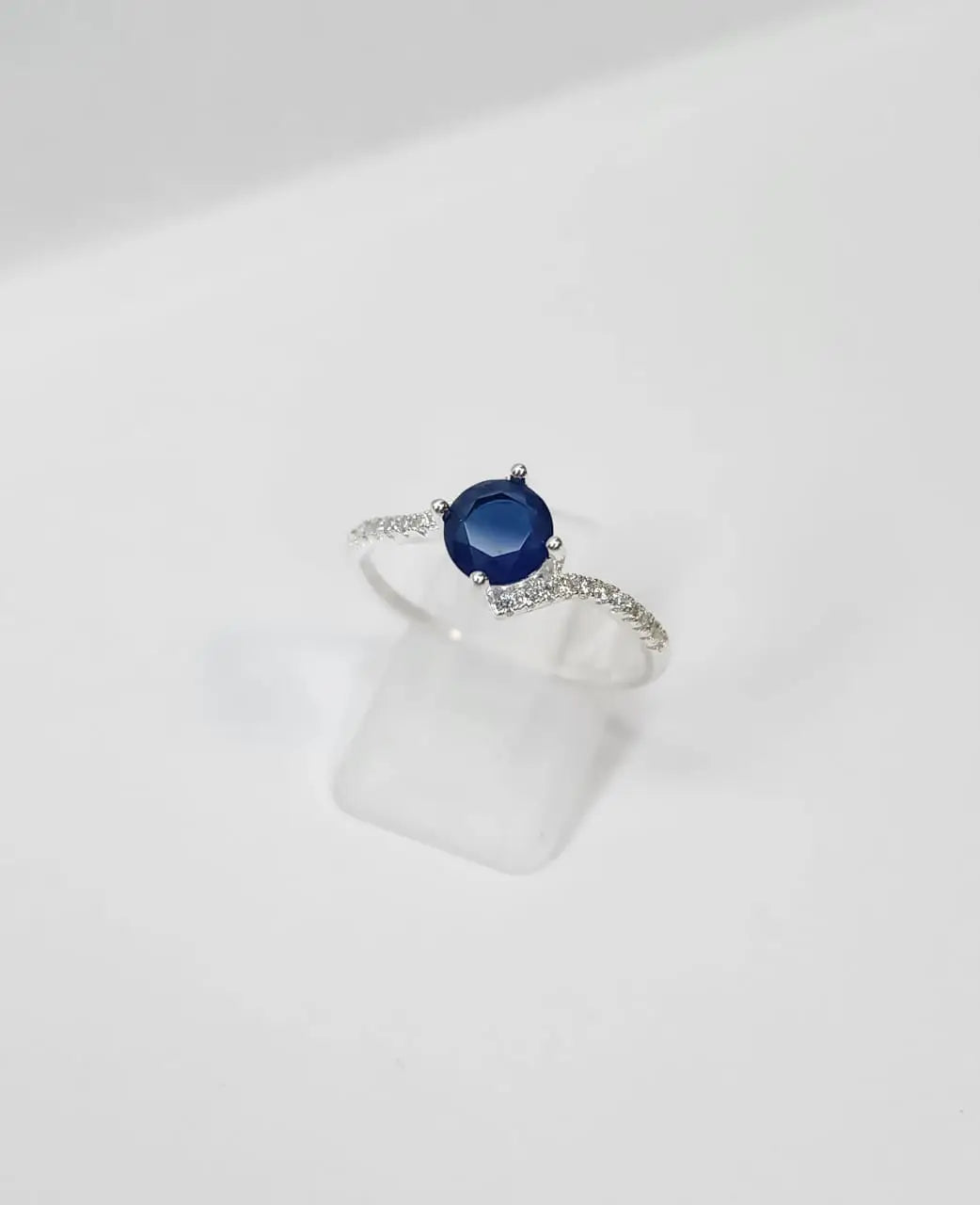 Anillo Dama Diseño Circón Azul en Plata fina ley 925