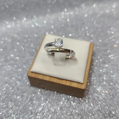 Anillo Dama Diseño Circón Punto de luz P.925 con Oro de 14k.