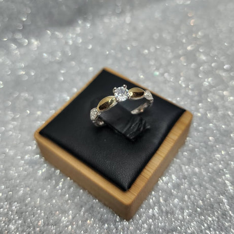Anillo Dama Diseño Circón solitario P.925 con Oro de 14kilates