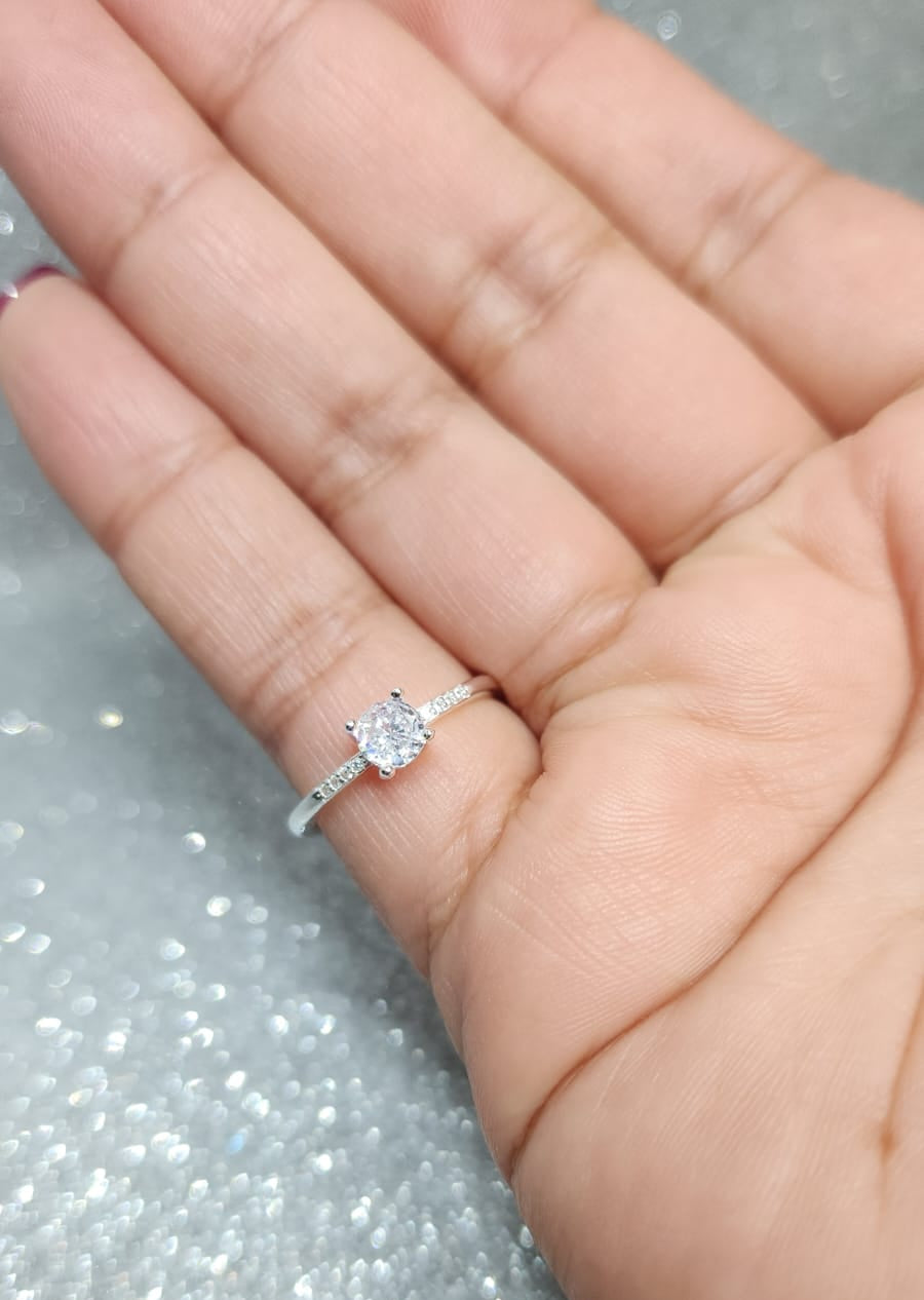 Anillo Dama Diseño Circón semi cuadrado con microcircones P.925