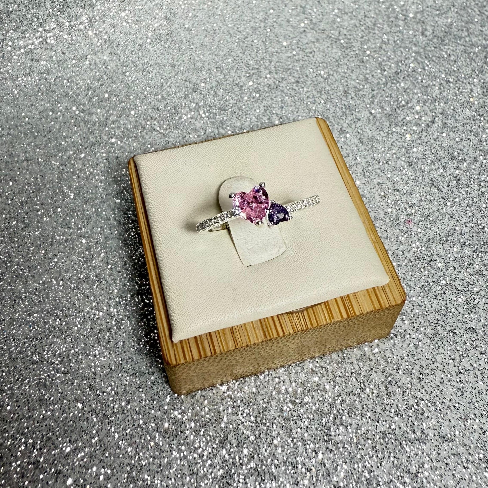 Anillo Dama Diseño Corazón Rosado junto a corazón violeta con microcircones cristal P.925