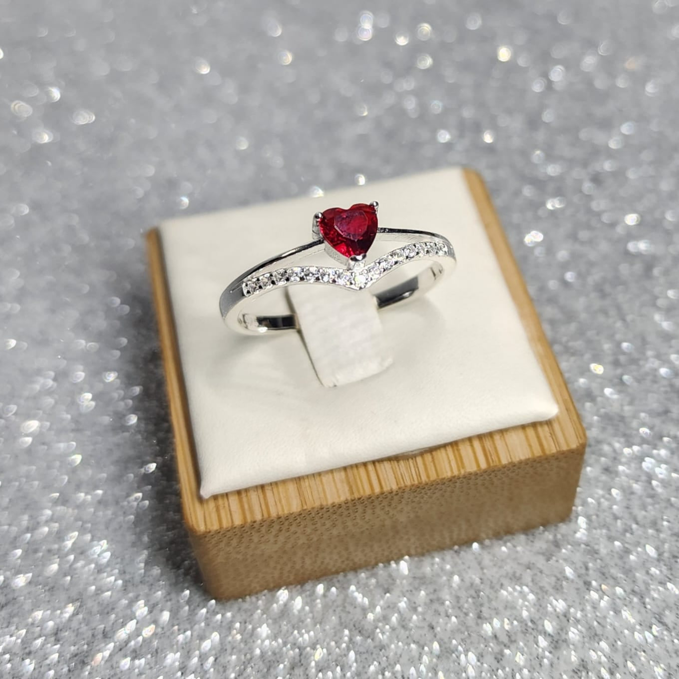 Anillo Dama Diseño Corazón rojo con cintillo de microcircones P.925