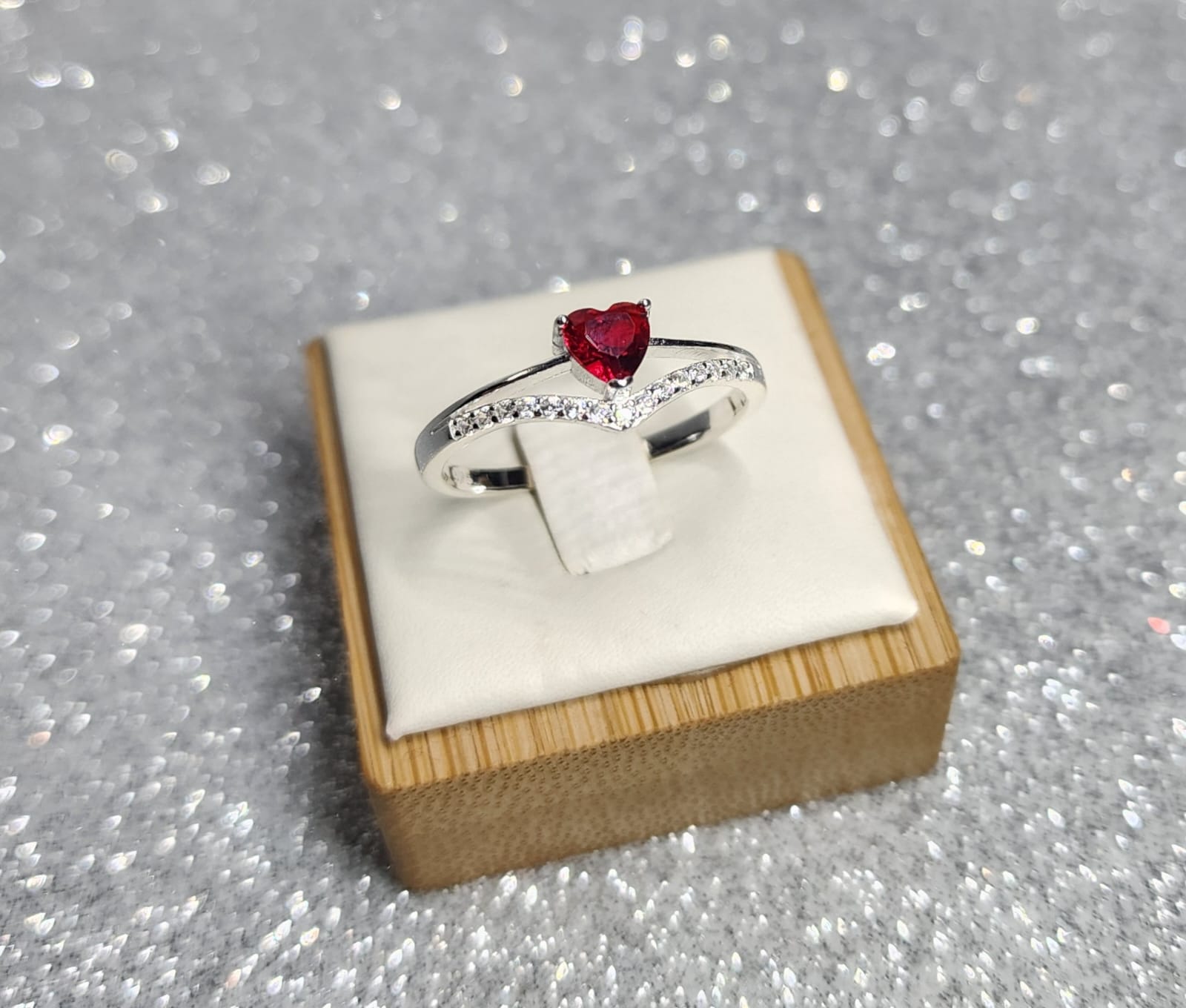Anillo Dama Diseño Corazón rojo con cintillo de microcircones P.925