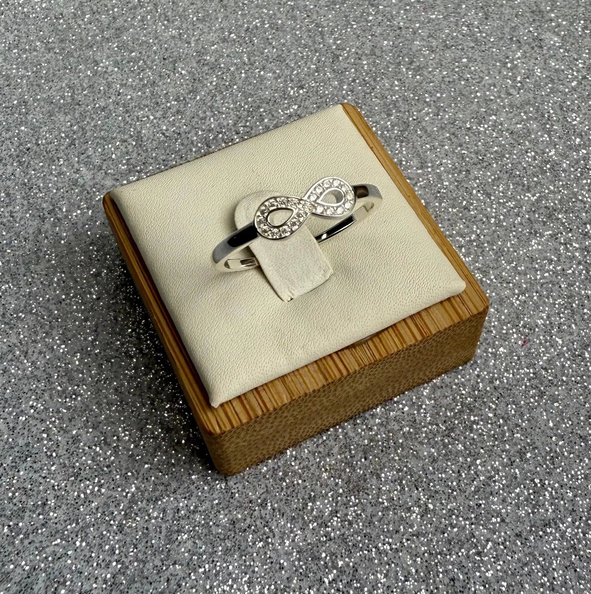 Anillo Dama Diseño Infinito Plata fina ley 925