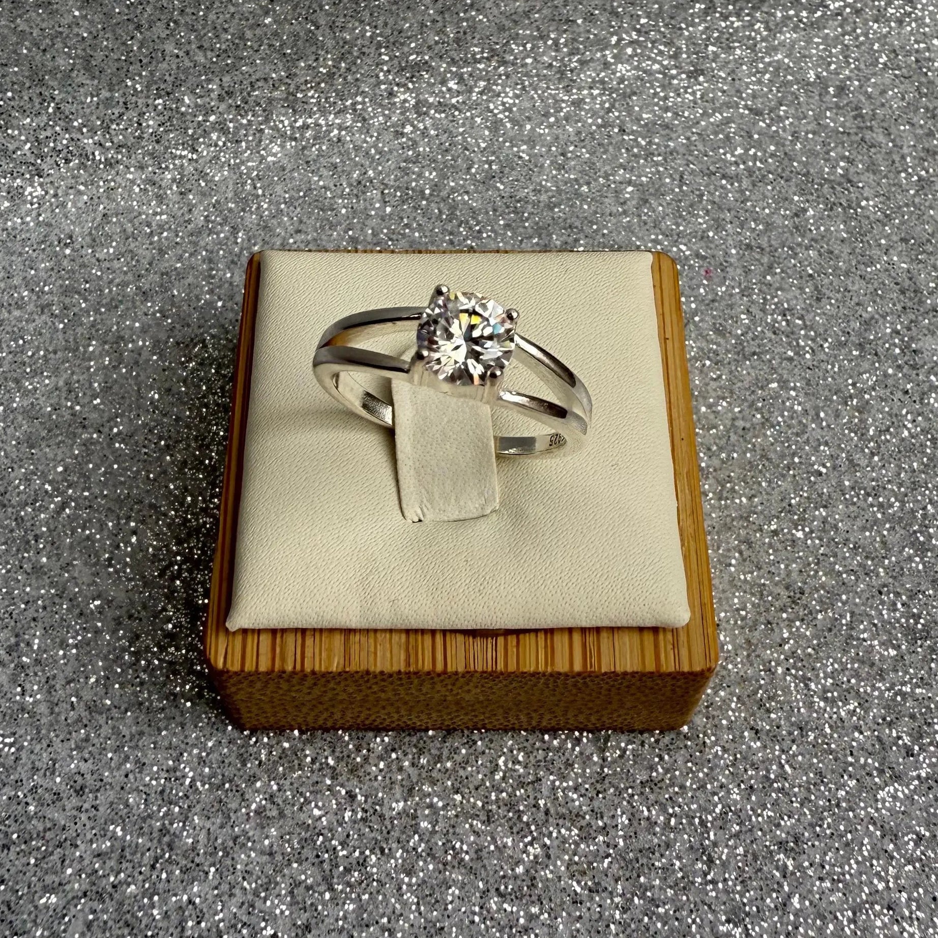 Anillo Dama Diseño Solitario circón cristal Plata fina ley 925
