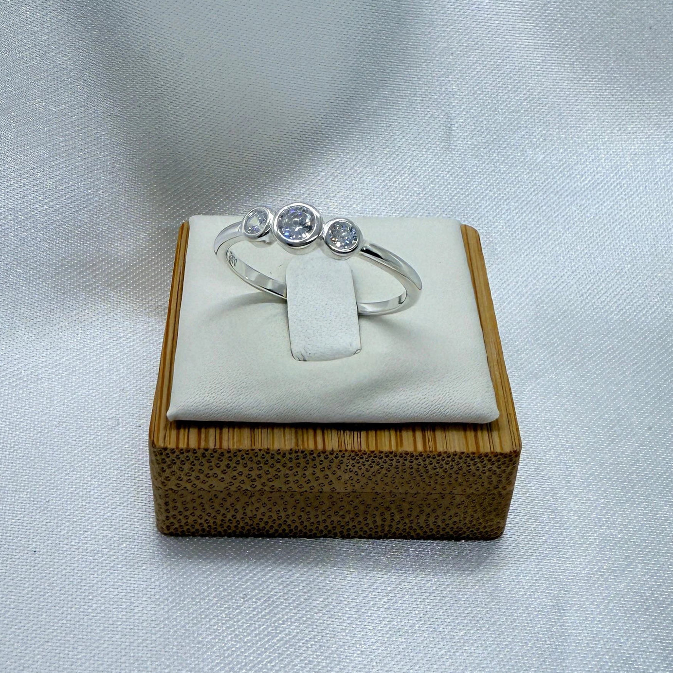 Anillo Dama Diseño Tres circones cristal Plata fina ley 925