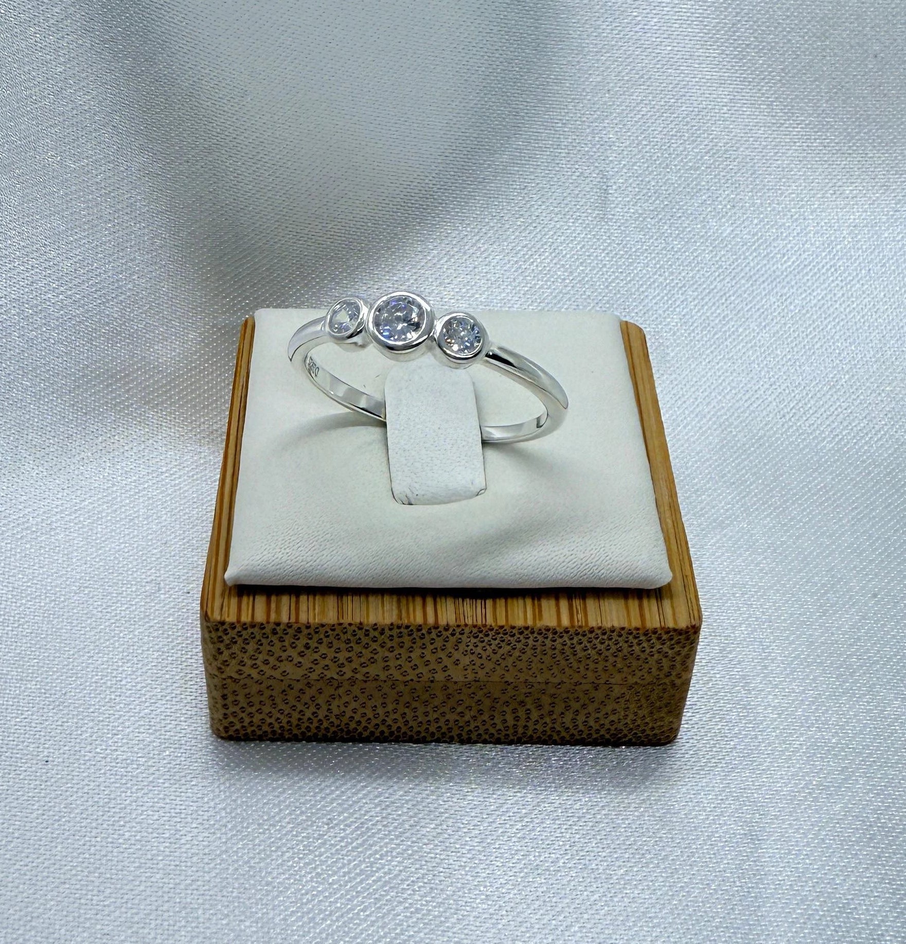 Anillo Dama Diseño Tres circones cristal Plata fina ley 925
