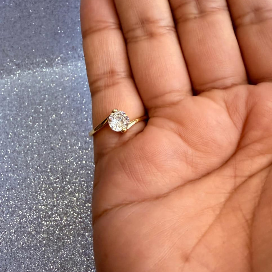 Anillo dama Diseño circón en Plata 925 con Baño de Oro 18kilates